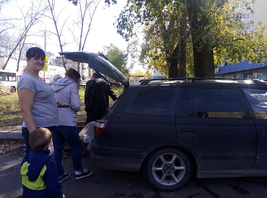 Желающих побаловать себя относительно свежей и относительно недорогой рыбкой предостаточно Фото: Евгения МОЛОТОВА