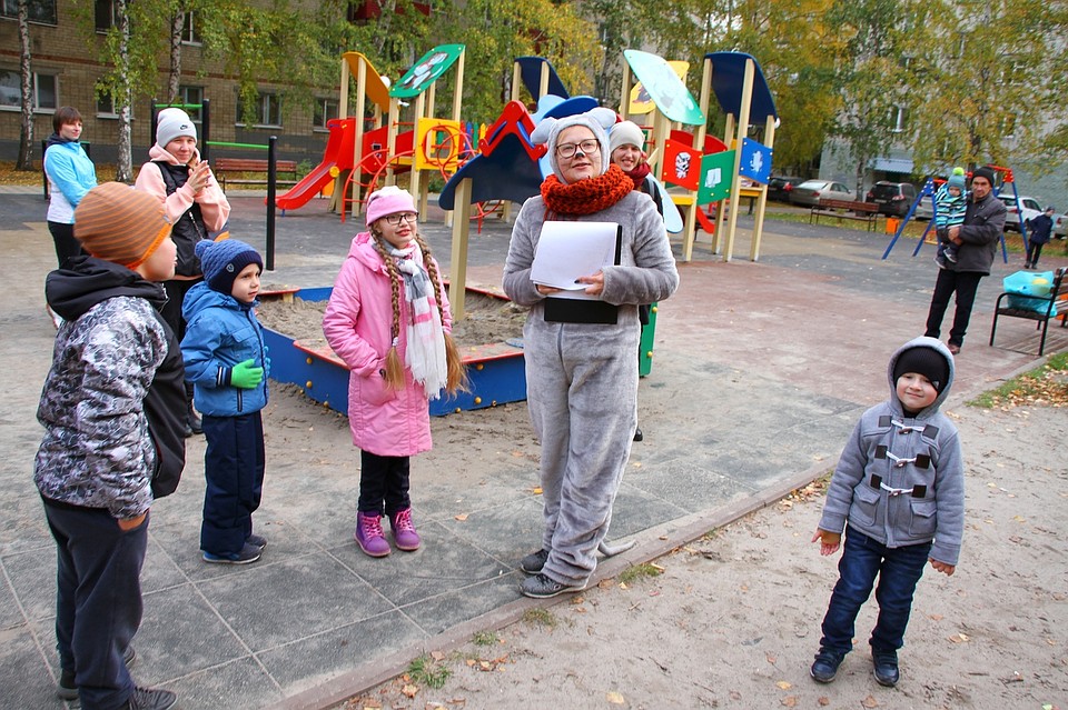 Юных тюменцев на детской площадке развлекала Мышка Фото: Дмитрий Терентьев