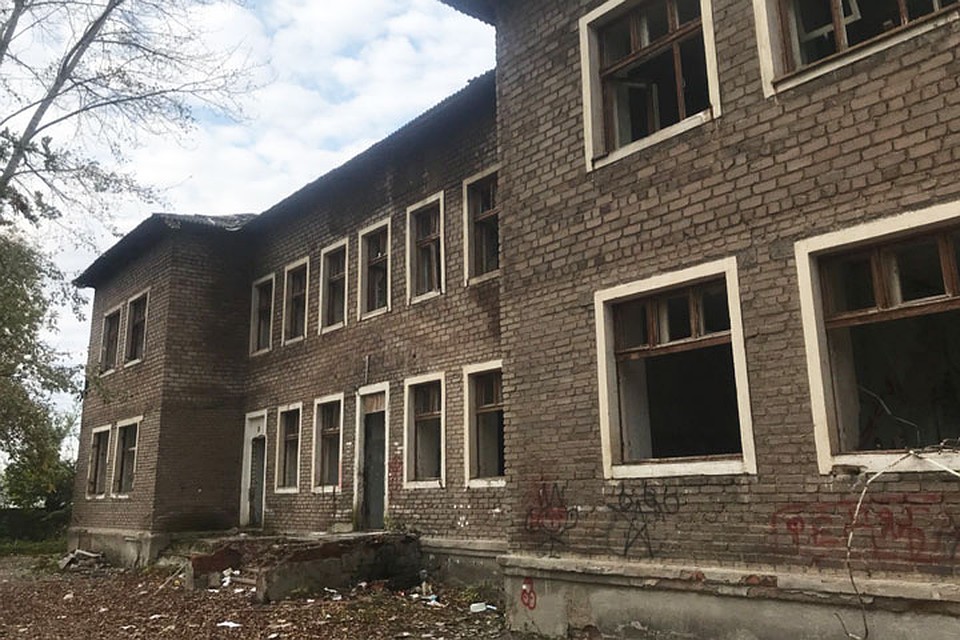 В этом заброшенном здании нашли тела щенят Фото: Эльвина АПАРИНА