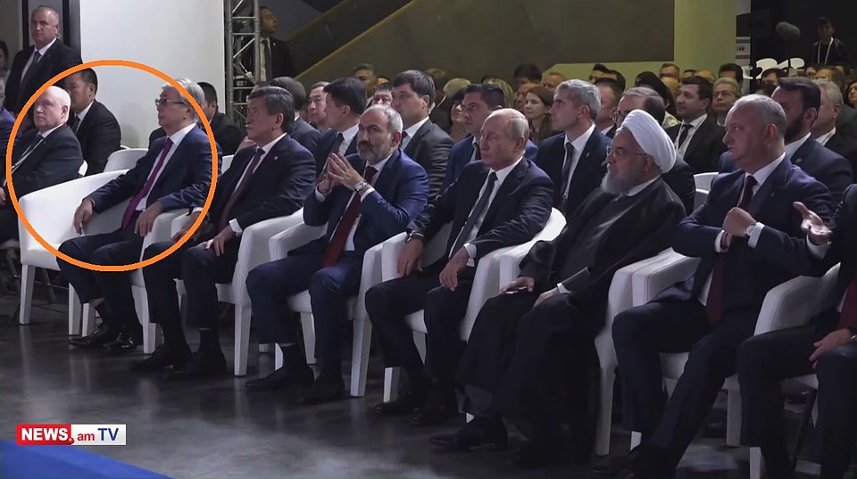 Корреспонденты «Комсомолки» не увидели на концеренции Александра Лукашенко – место в первом ряду, где сидели все приглашенные в Ереван главы государств, пустовало. Кадр портала news.am.