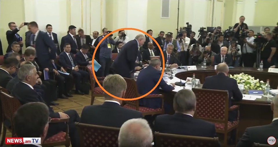 Лукашенко садится на свое место, хотя Пашинян говорит свою речь уже почти полторы минуты. Кадр портала news.am.