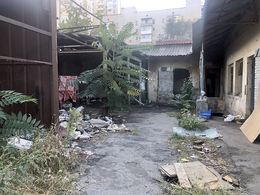 Здание из жилого стало превращаться в развалюху. Фото: Ольга ГОПАЛО