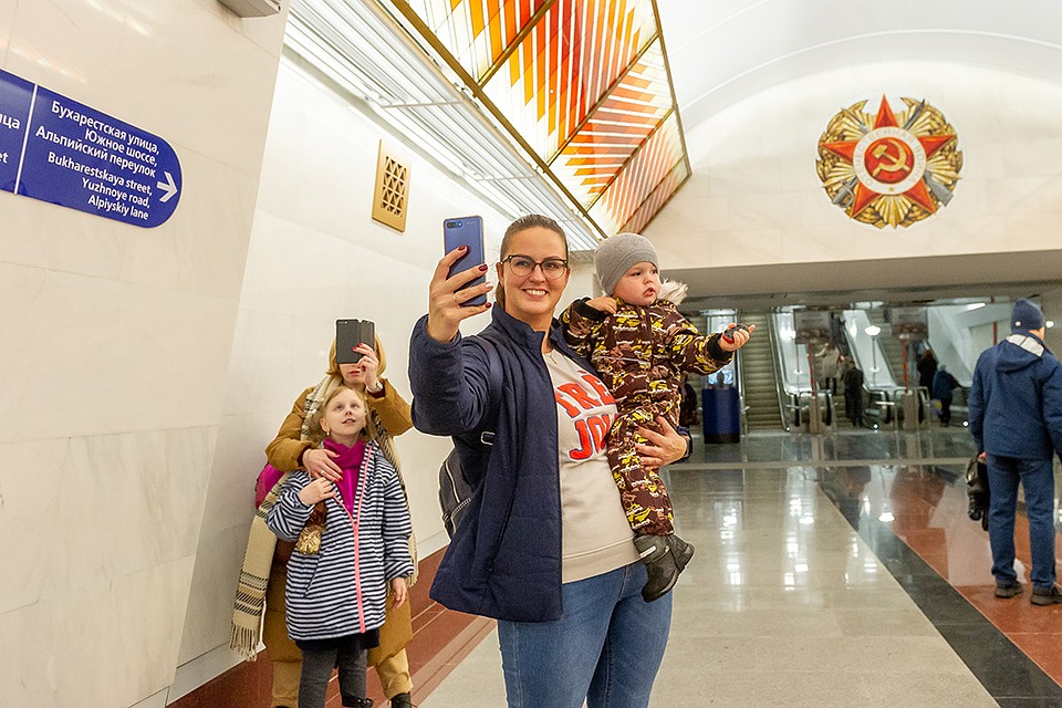 Многие пассажиры пришли просто на экскурсию. Фото: Олег ЗОЛОТО