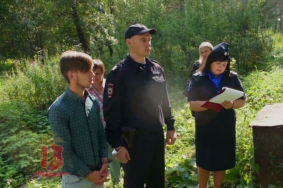 Выносил, что придется. Фото: топ-кадр видео ГУ МВД России по Красноярскому краю.