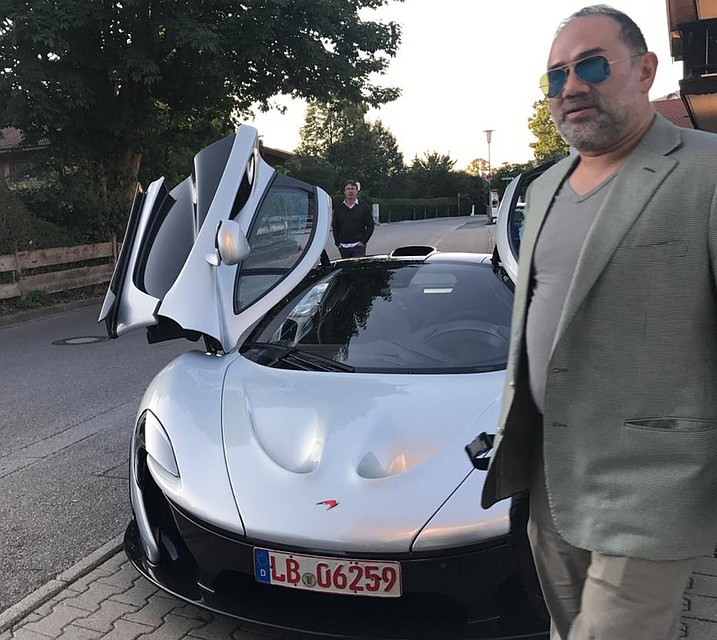 Экс-король Малайзии - большой ценитель роскошных авто. Фото: Личная страничка героя публикации в соцсети