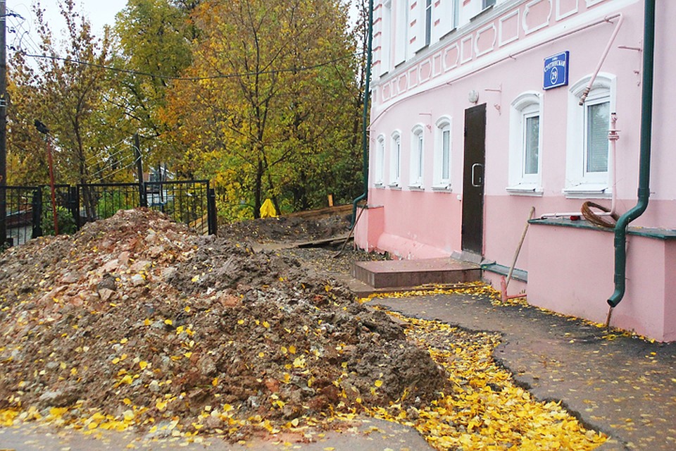 По всему периметру здания перед обрушением велись земляные работы. Фото: Роман ИГНАТЬЕВ