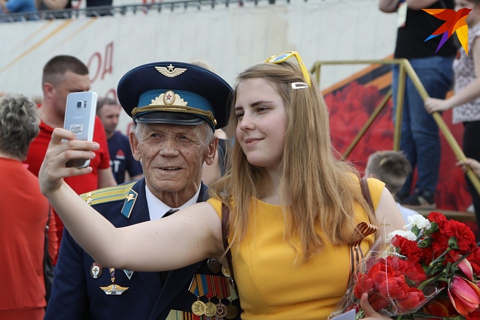 Пусть в нашей памяти ветеран останется таким: Павел Макеев со своей внучкой. Рязань, площадь Ленина, День Победы 2019 года. Фото: Евгений БАРАНЦЕВ