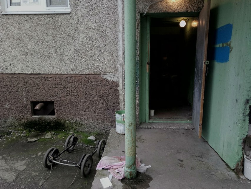 Тело девочки в мусором баке нашел дворник. Фото: СКР по Мурманской области