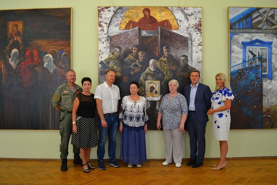 Художник из Санкт-Петербурга Светлана Щиблева в рамках проекта духовной помощи "Нерушимая стена" подарила Донецкому художественному музею триптих "Молитва", созданный после ее поездки в ДНР. Фото: архив Елены Романенко