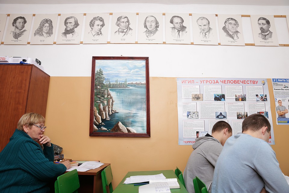 Кабинет с портретами классиков выглядел бы обычным, не будь в нем железной двери и решеток на окнах. Фото: Наталия БЕШКАРЕВА