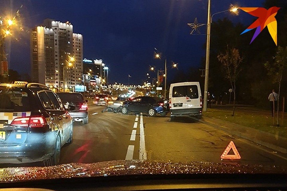 Еще одно ДТП произошло на проспекте Победителей в Минске. Фото: Захар Платонов.