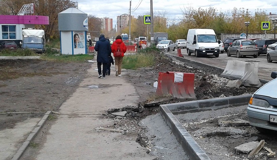Бордюры вдоль улицы уже заменили, теперь кладут новый асфальт Фото: Владимир ФРОЛОВ