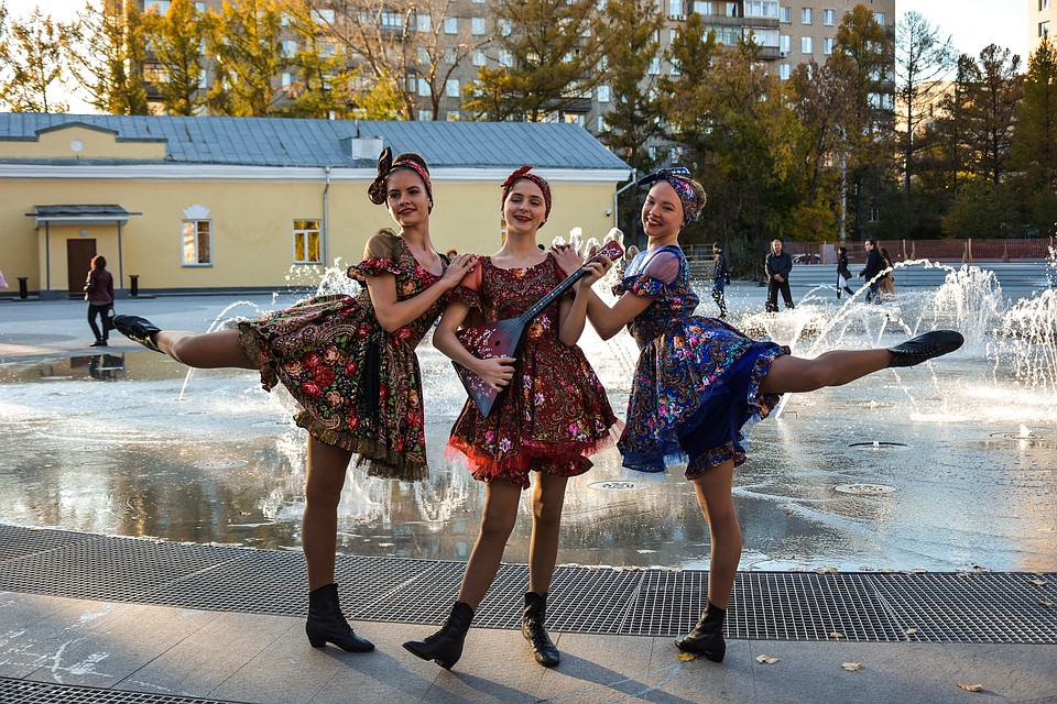 А кто-то фотографируется просто на фоне фонтана. Фото: Алена МАРТЫНОВА