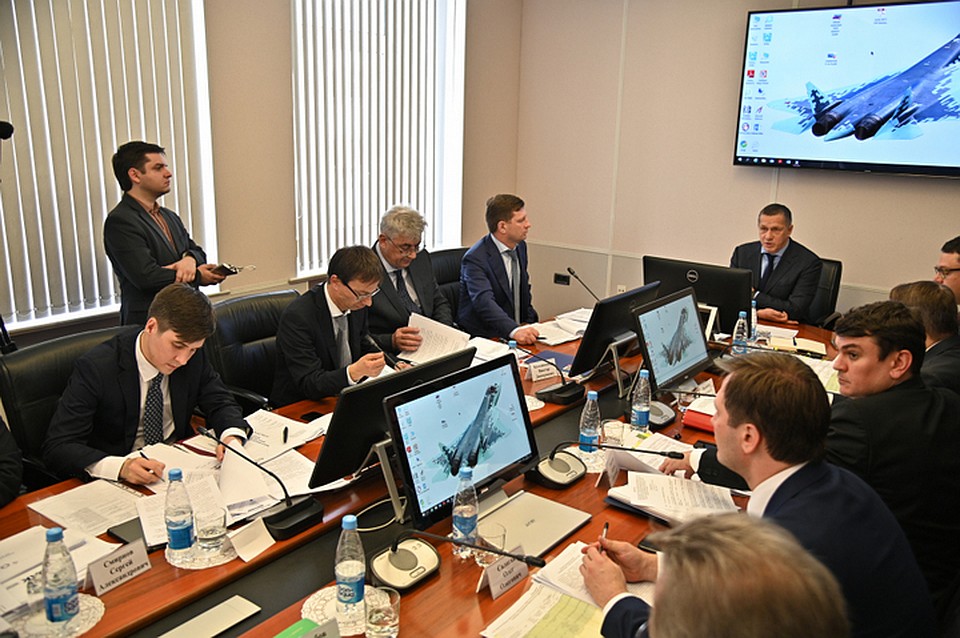 За невыполненные работы в срок, излишне потраченные бюджетные средства, кто-то должен ответить, - отметил Юрий Трутнев Фото: Правительство Хабаровского края