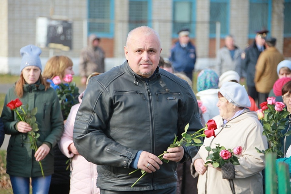 Сергей Цивилев возложил цветы к мемориальной доске. ФОТО: пресс-служба АКО.