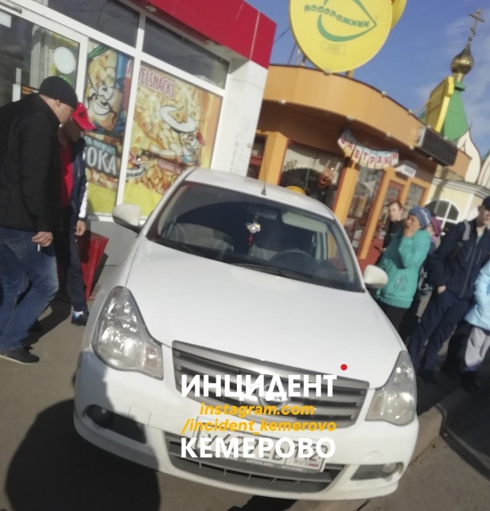 Автомобиль врезался в киоск. ФОТО: vk.com, "Инцидент Кемерово".