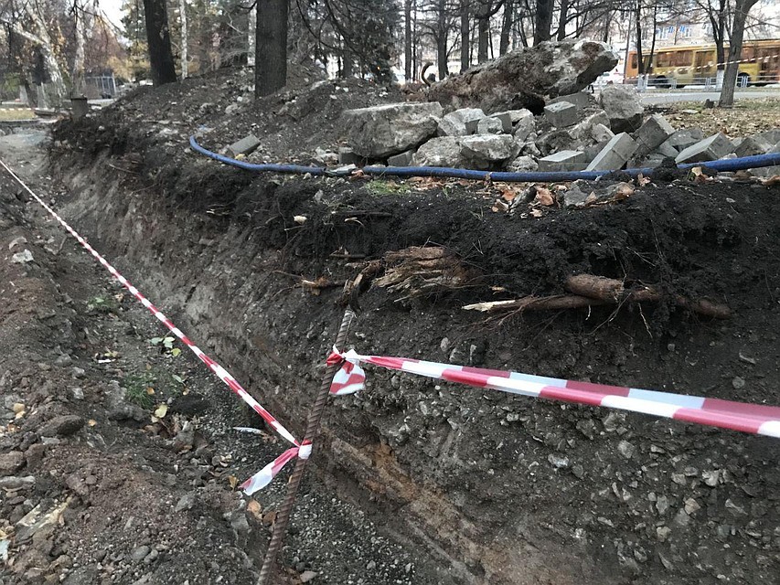 Жители дома № 28 по улице Энгельса бьют тревогу: на бульваре Ленина, что проходит под их окнами, роют траншею. Фото: Валерий ЗВОНАРЕВ