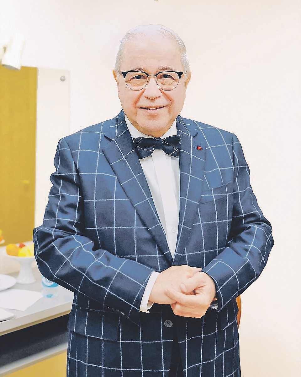 74-летний юморист не жалеет денег на 30-летнюю помощницу. Фото: instagram.com/petrosyanevgeny