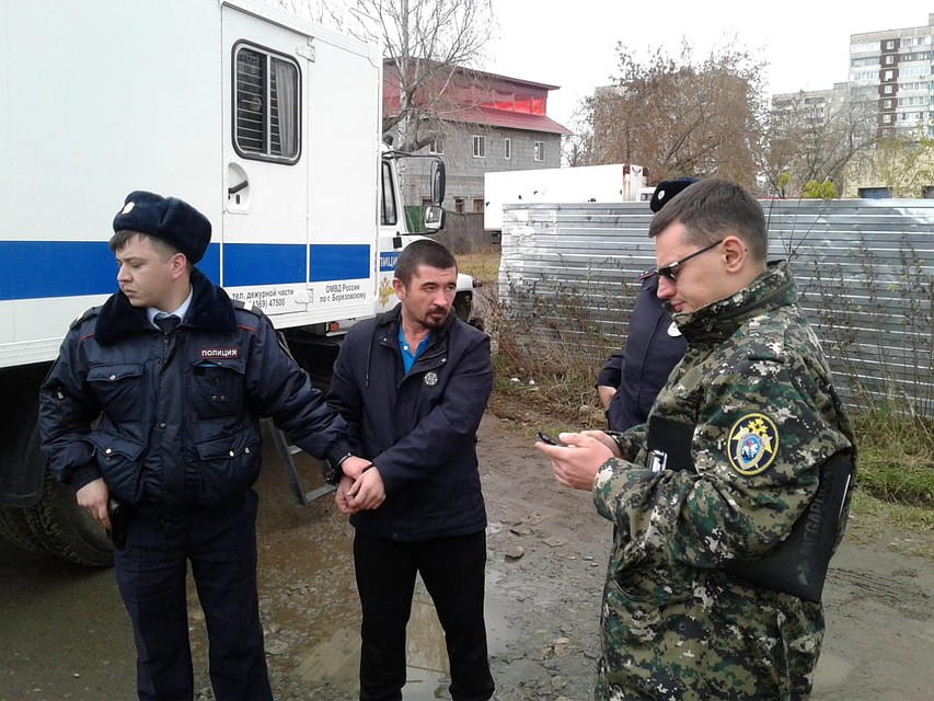 Подозреваемого привезли на место убийства в наручниках. Фото: СУ СКР по Свердловской области