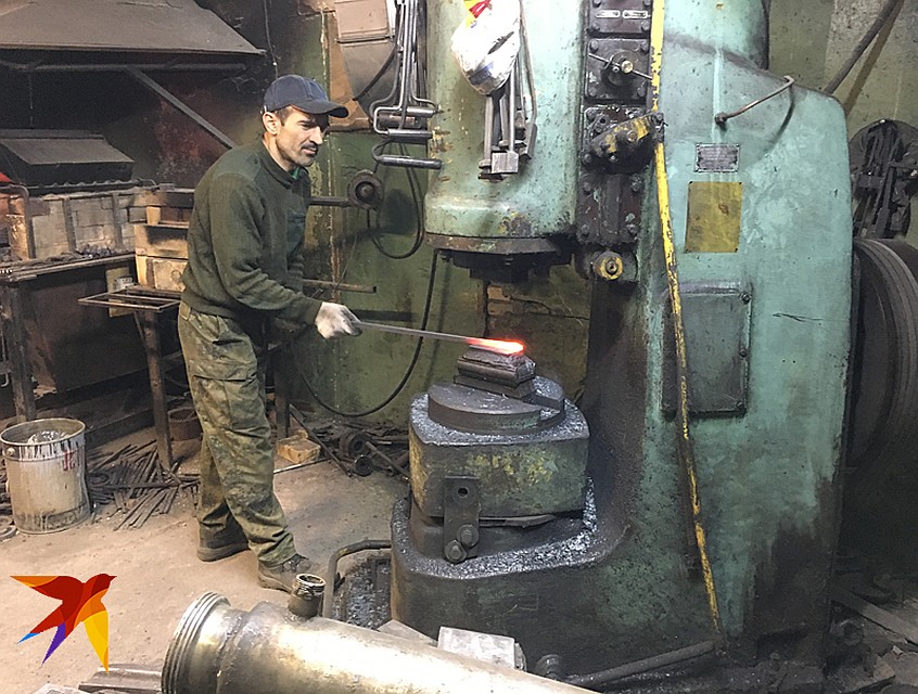 Механический молот, который сам бьет по заготовке Фото: Павел КЛОКОВ