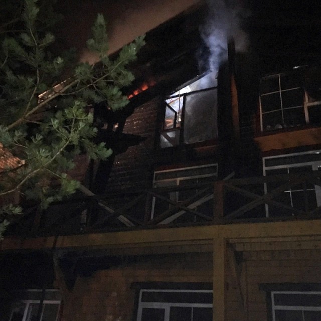 Пламя в коттедже потушили и обезопасили стоящие рядом дома. Фото: пресс-служба ГУ МЧС России по Челябинской области