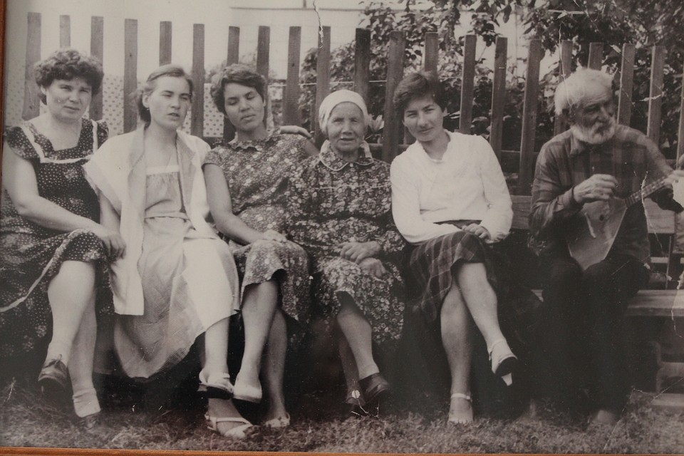 Родители и четыре их дочери. Фото из семейного архива Фото: Алена ОВЧИННИКОВА