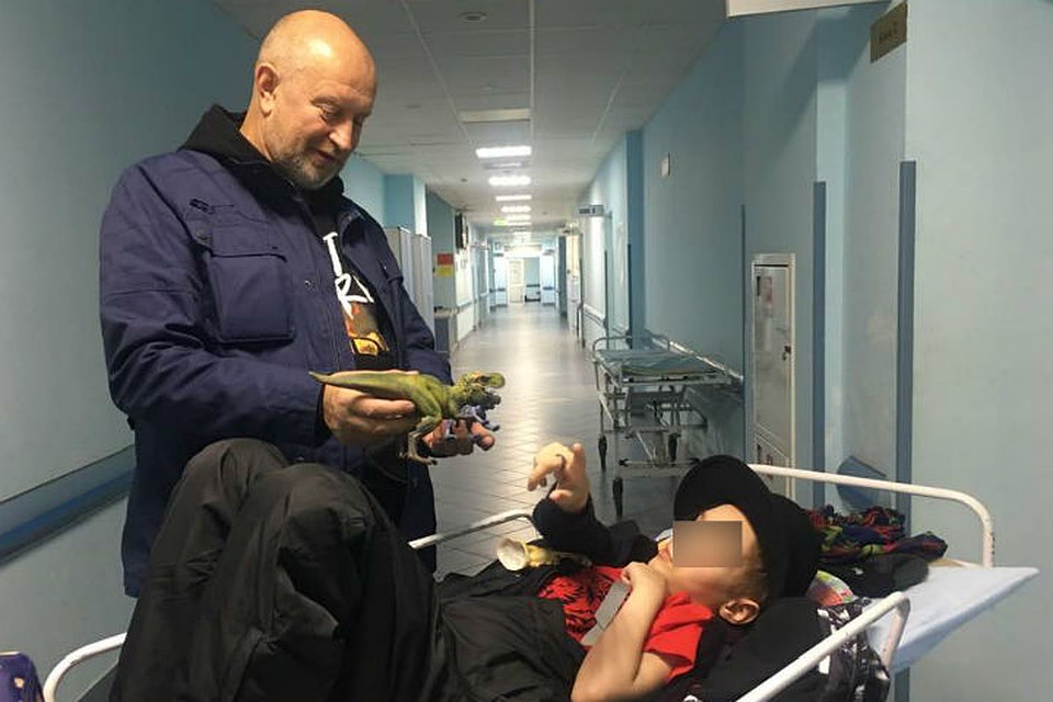 Бывший помощник главы Следственного комитета Игорь Комиссаров встретил Максимку в Москве и подарил динозавров. Фото: личная страница Игоря Комиссарова в соцсети