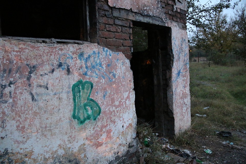 Общественные туалеты на стадионе превратились в ночлежки для бомжей Фото: Анастасия ЖУКОВА