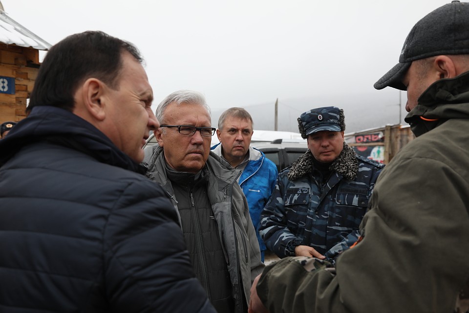 Губернатор Александр Усс на месте ЧП Фото: Вадим КОФМАН