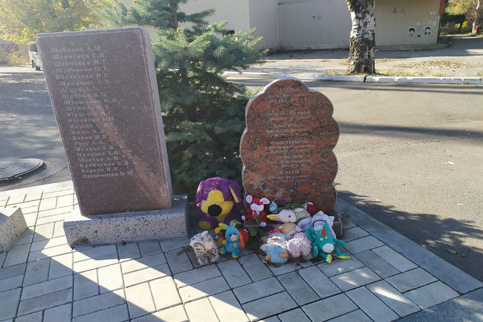 К памятнику жертвах обстрелов ВСУ приносят игрушки и цветы Фото: Ольга ГАЛЬСКАЯ