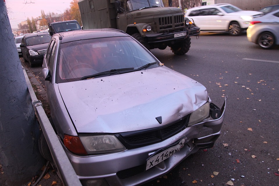 Потом автобус уже сильнее ударил "Ниссан-Вингроад". Фото: Юрий КОЗЛОВ