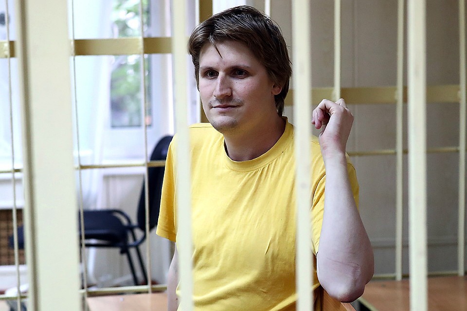 Блогер Владислав Синица получил 5 лет колонии за твит, в котором предрекал убийства детей росгвардейцев. Фото: Антон Новодережкин/ТАСС