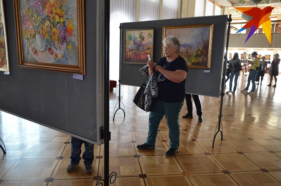 Полотна представлены разножанровые Фото: Светлана ВОЛКОВА