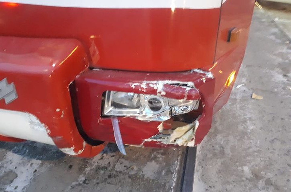 Оба транспортных средства получили повреждения в аварии. Фото:читатель КП-Новосибирск