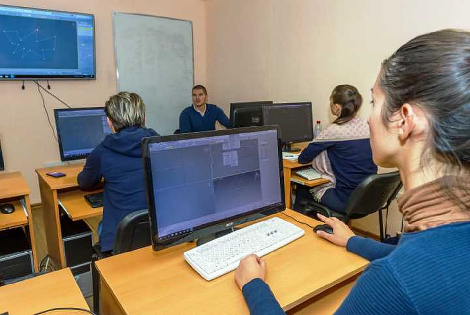 Если в аудитории вас ждут и «однокашники», и преподаватель – пропустить занятия гораздо сложнее. Фото: Олег ЗОЛОТО