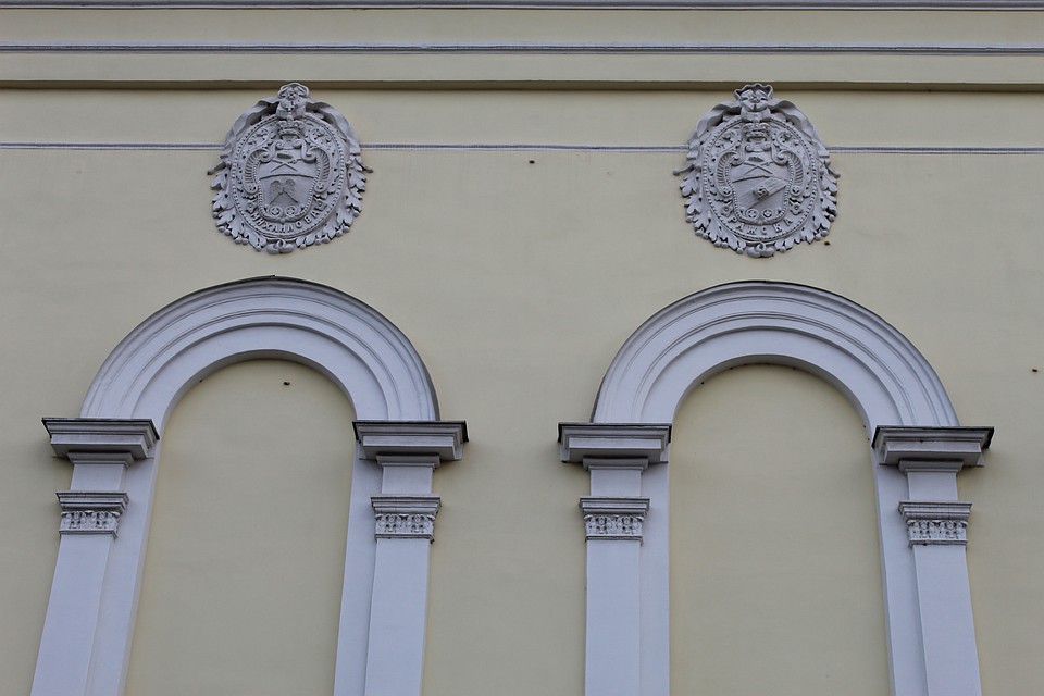 Старинный фасад здания Дворянского собрания с гербами рязанских городов Фото: Владимир ФРОЛОВ