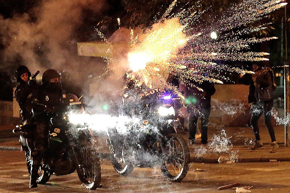 Полицейские ведут огонь по демонстрантам в Ла-Пасе. Фото: REUTERS