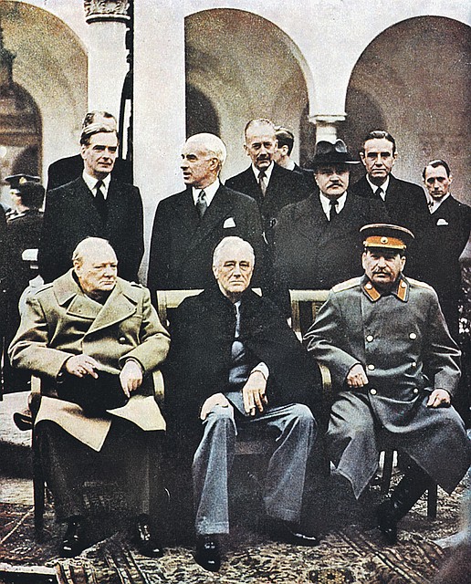 На конференции в Ялте в феврале 1945 года главы СССР, США и Британии Сталин, Рузвельт и Черчилль (сидят, справа налево) решали судьбу не только Европы, но и Японии, и Ирана... Фото: GLOBAL LOOK PRESS