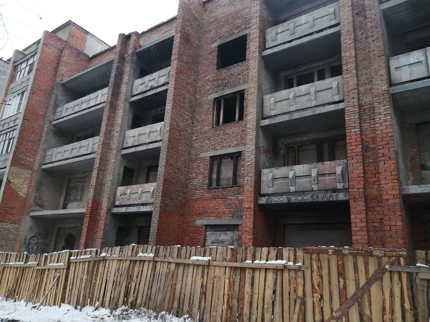 Ул. Пекинская. Этому долгострою уже лет 25. И мимо него дети ходят в школу. Фото: читатели КП-Челябинск