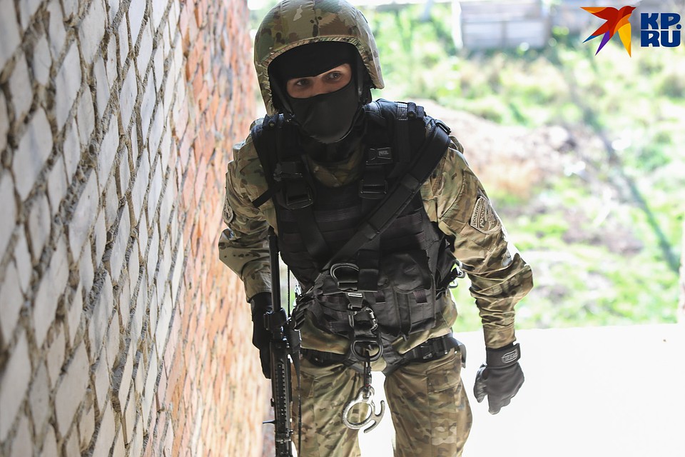Пули ненастоящие, но промах на тренировке - это риск получить настоящую травму в бою Фото: Дмитрий АХМАДУЛЛИН