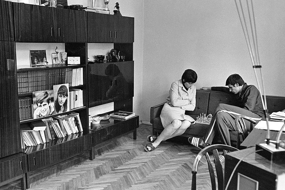 Супруги в гостиной типовой квартиры во время игры в шахматы, 1973 год. Фотохроника ТАСС
