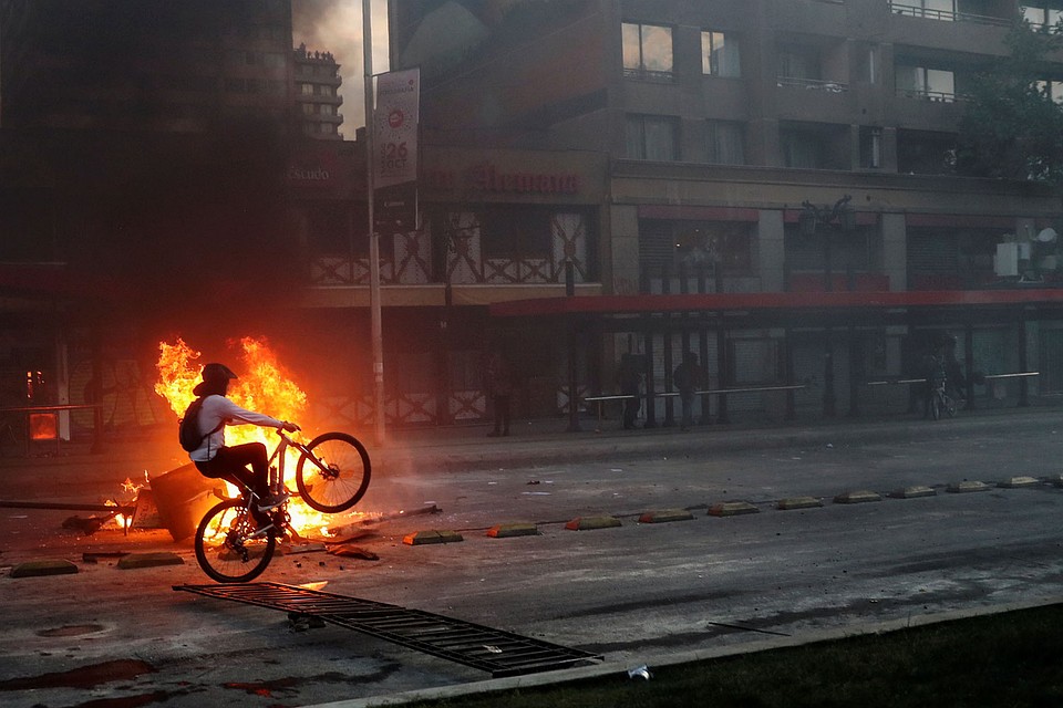 Массовые беспорядки охватили столицу Чили. Фото: REUTERS