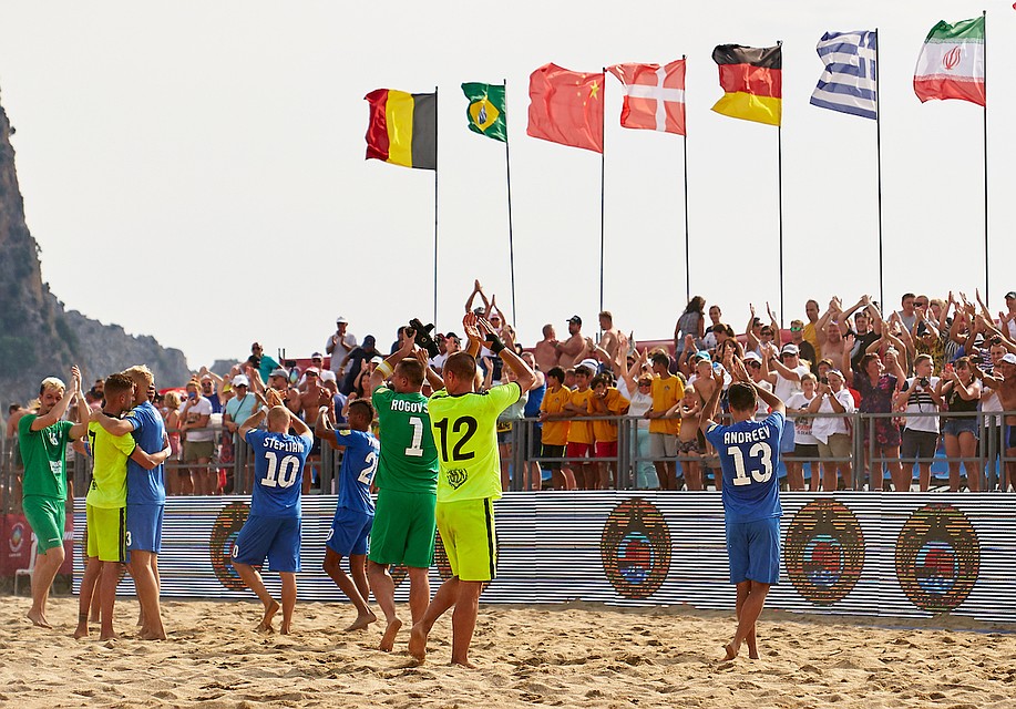 «Крылья» в Турции поддерживали российские туристы. Фото: beachsoccer.com.