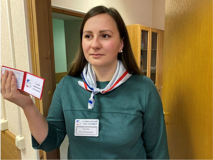 У настоящих «социальных участковых» есть своя атрибутика: серый платочек с красной и синей полосками, именной бейдж и удостоверение с печатью. Фото: Маргарита РЫБАКОВА