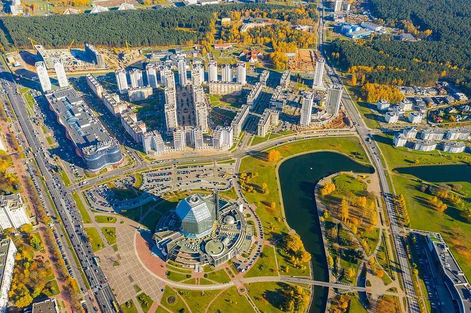 Жителям комплекса «Маяк Минска» гарантированы чистый воздух и приятные прогулки по тихим аллеям вдоль каналов.