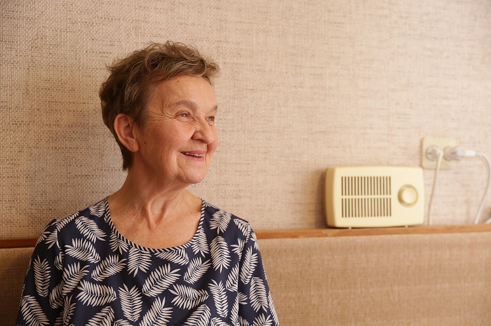 31 октября летчице исполнилось 70 лет. Но, если честно, даже не верится. Глаза и улыбка выдают ее вечную внутреннюю молодость Фото: Наталия БЕШКАРЕВА