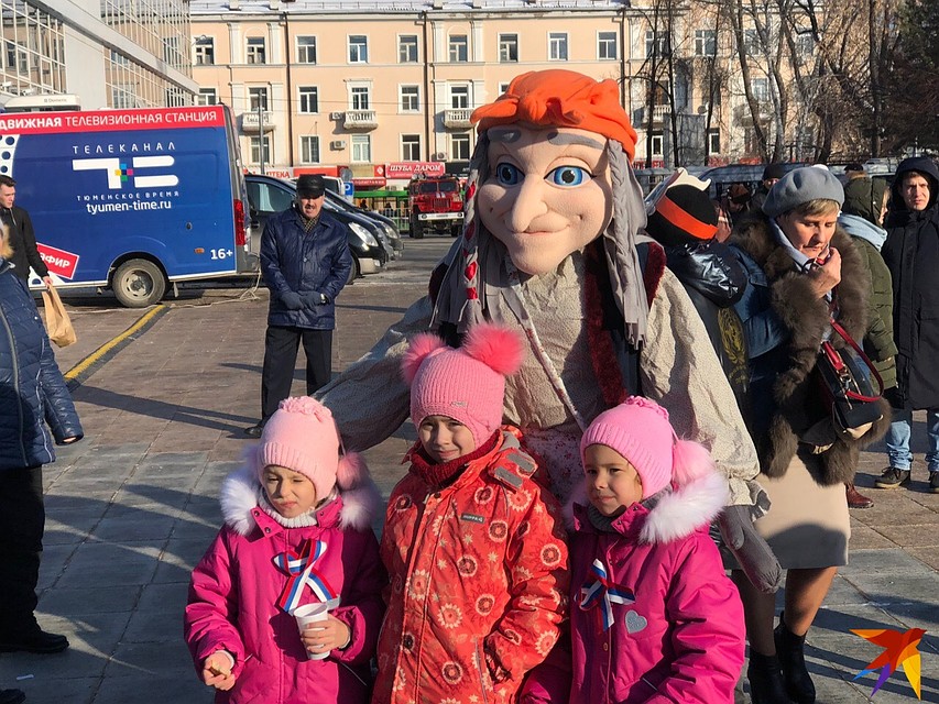 Баба Яга веселила ребят Фото: Алексей КОСЕНЧУК