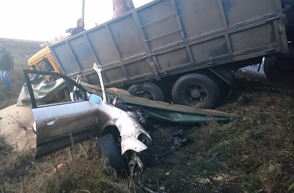 Грузовик буквально подмял под себя легковушку Фото: УМВД России по Курской области.