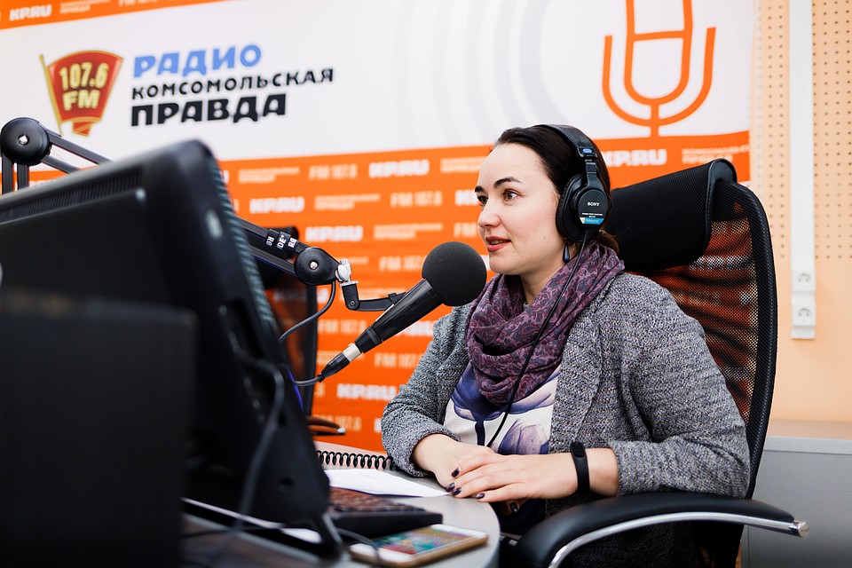 Наша постоянная ведущая - Марина Мирлачева. Она работает в наушниках, благодаря которым слышит и музыкальные отбивки, и поступающие звонки Фото: Амир Закиров