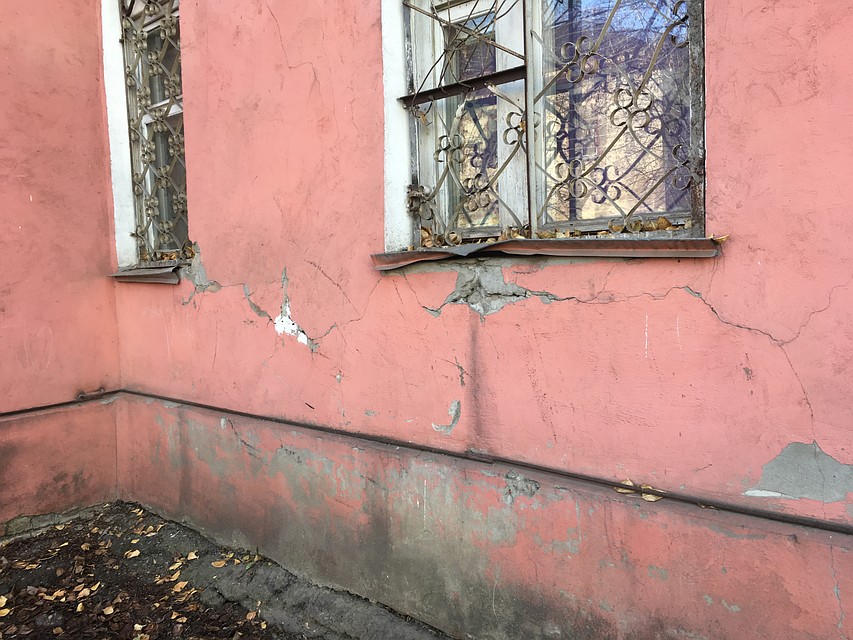 Трещины по дому Фото: БОРЗОВ Денис